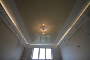 натяжной потолок в спальне со светодиодной подсветкой